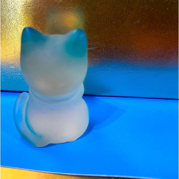 BLUE LUCKY SMILING CAT HOLING A BLUE BALL CAT HAS BLUE HIGHLIGHTS, CUTE 2” - Picture 5 of 10